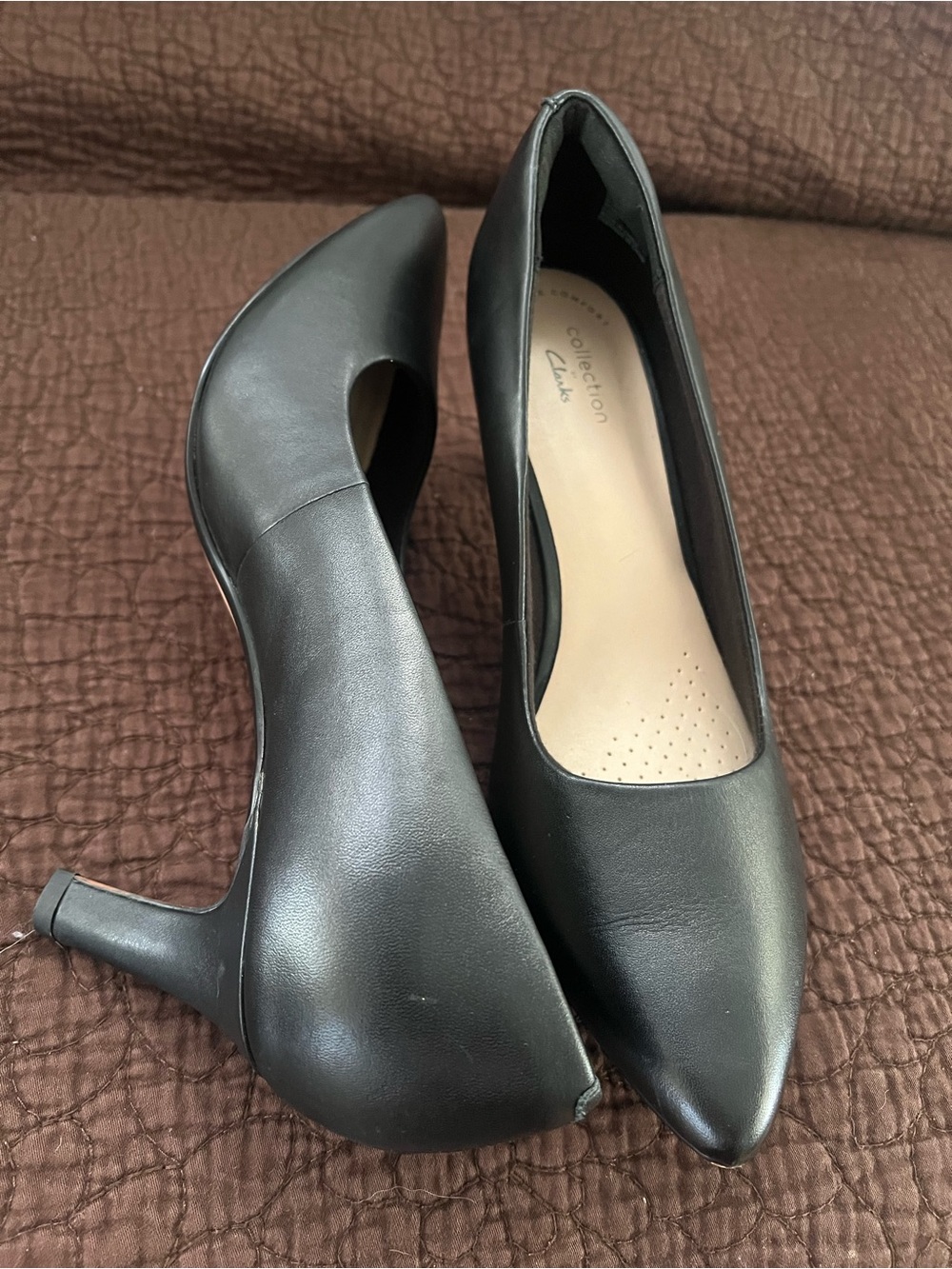 Clark’s Black Pointed Toe Mid Heel Pumps